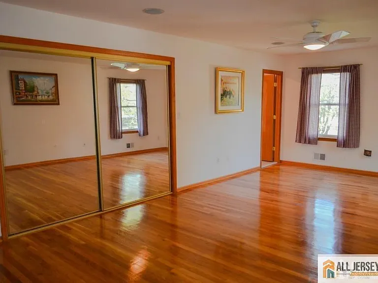8 Sherwood Rd — Photo 8