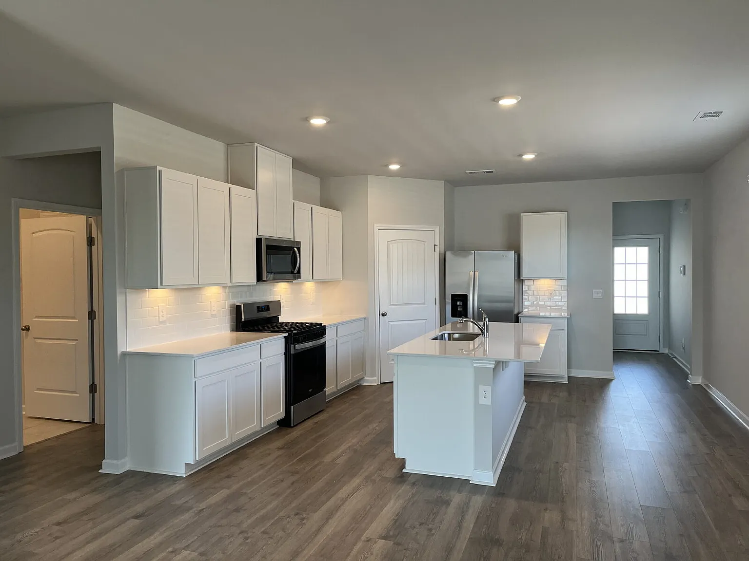 3 bed, 2.0 bath, 1707 sqft, $2,080 — Photo 2