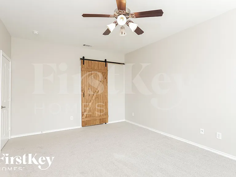 600 W Bend Blvd — Photo 9
