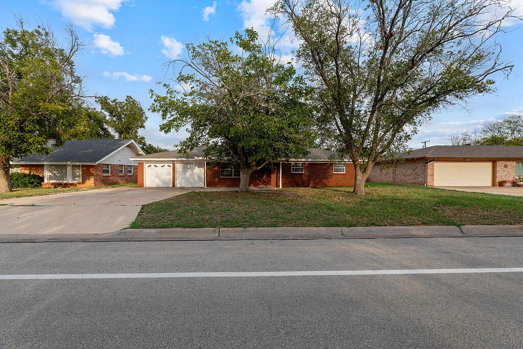 4 bed, 2.0 bath, 2207 sqft, $2,700 — Photo 1
