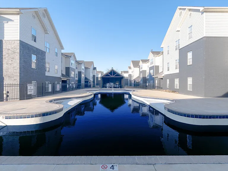 The Raphael - Beautifully Renovated! — Photo 8