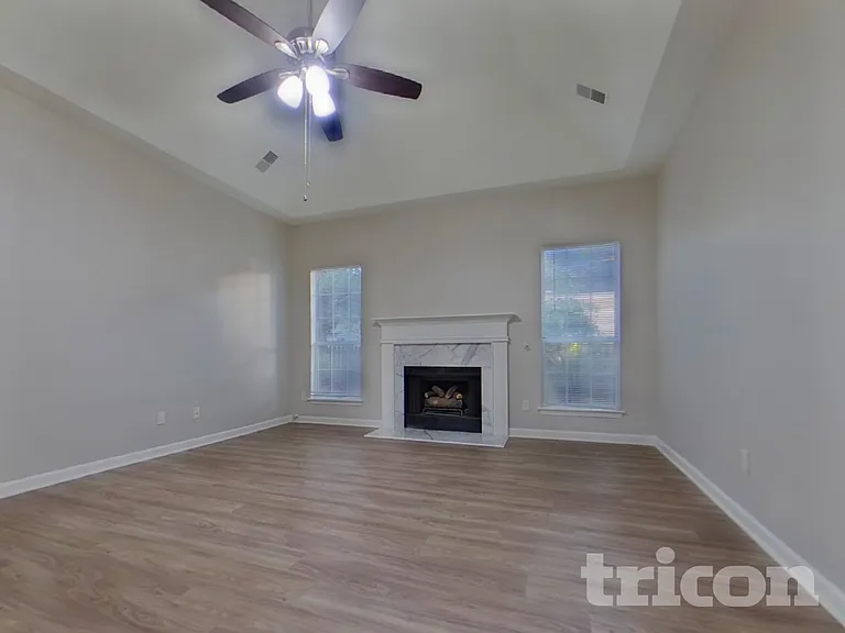 101 Royal Crest Dr — Photo 2