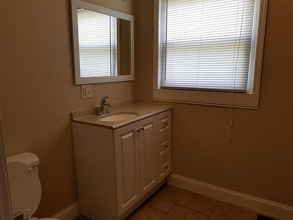 5th image of 3632 Medina Ave