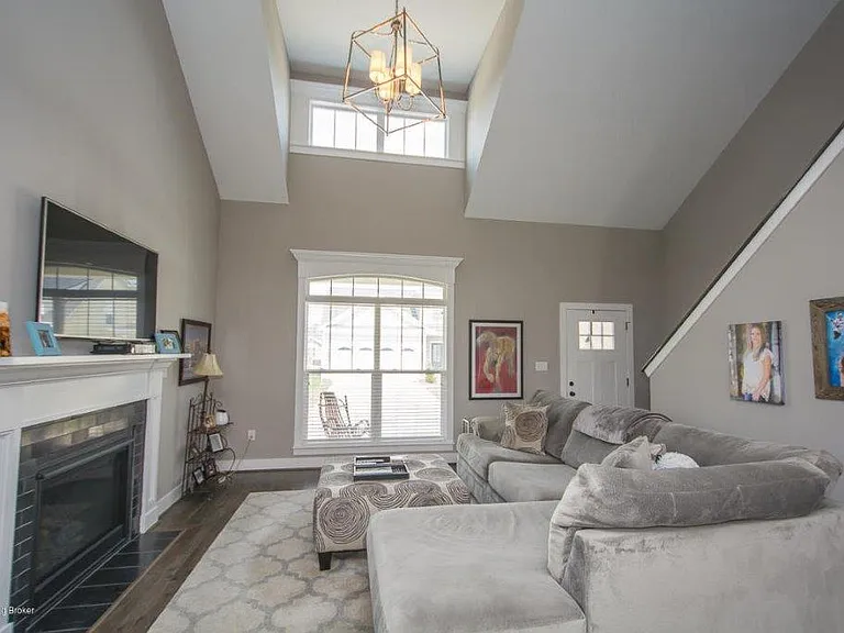 1704 Coral Ct — Photo 4