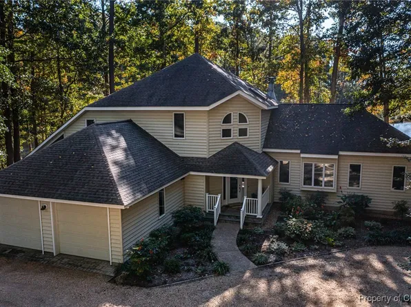 267 Cedar Pointe Dr, Weems, VA 22576