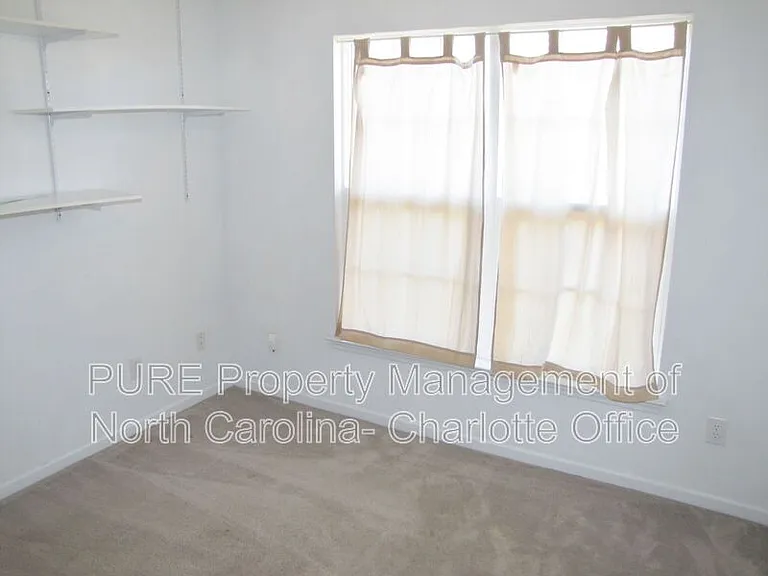 2910 Bridgeville Ln — Photo 6