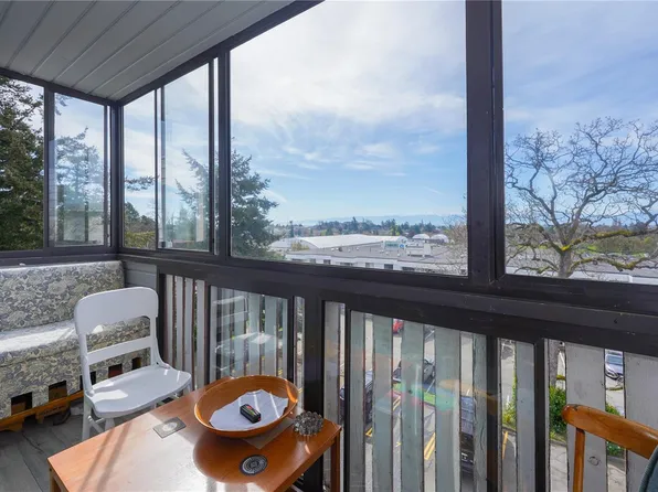 614 Fernhill Pl #404, Esquimalt, BC V9A 4Z1