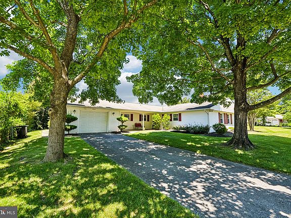 2nd image of 4015 Woodrow Ln
