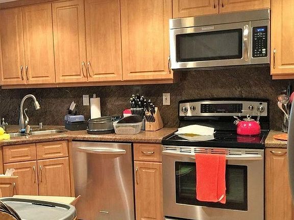 Kitchen (appliances on the picture stay; sorry, no fridge)