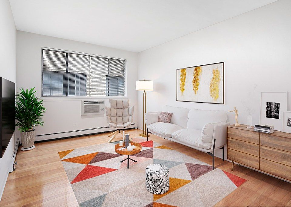 1st image of 537G W Melrose St #331