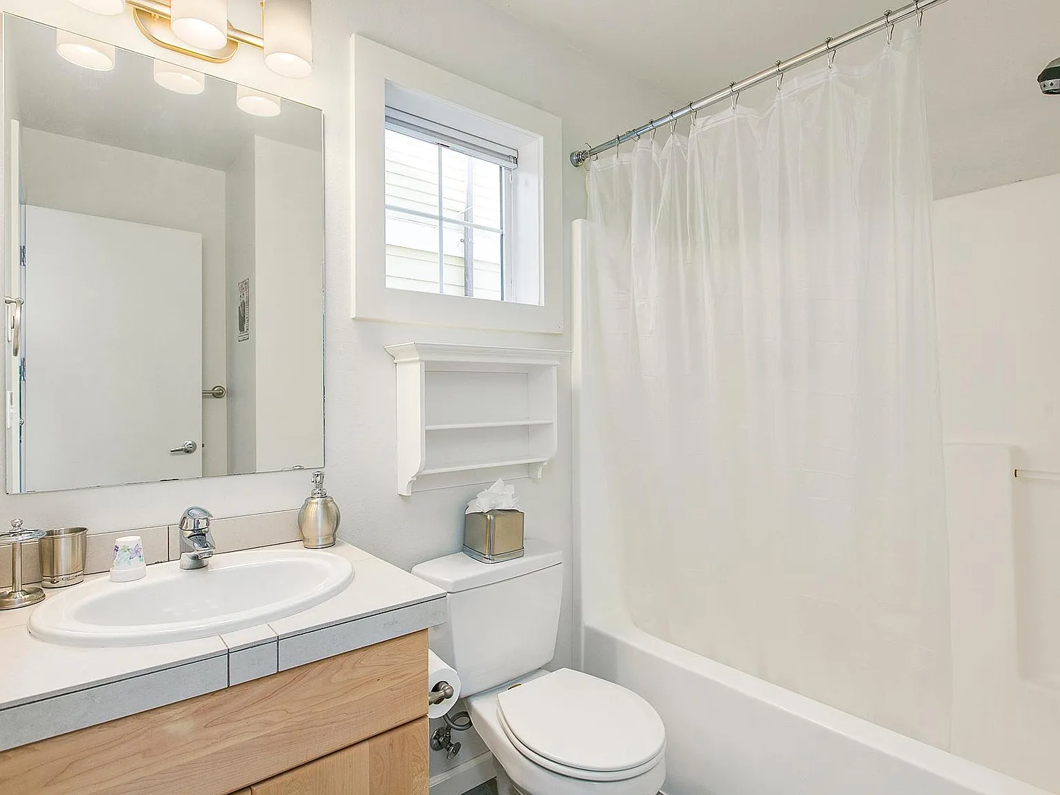 4 bed, 3.5 bath, 1870 sqft, $4,650 — Photo 4
