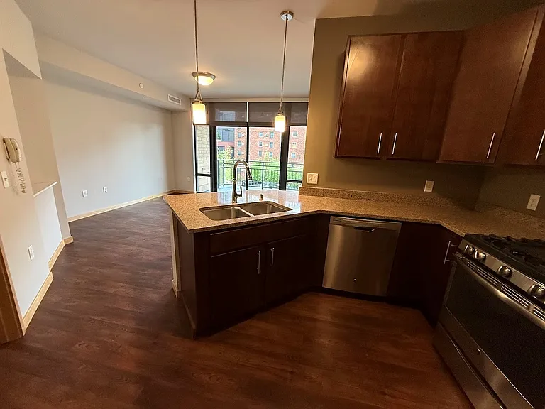 Venture Luxury High Rise — Photo 26