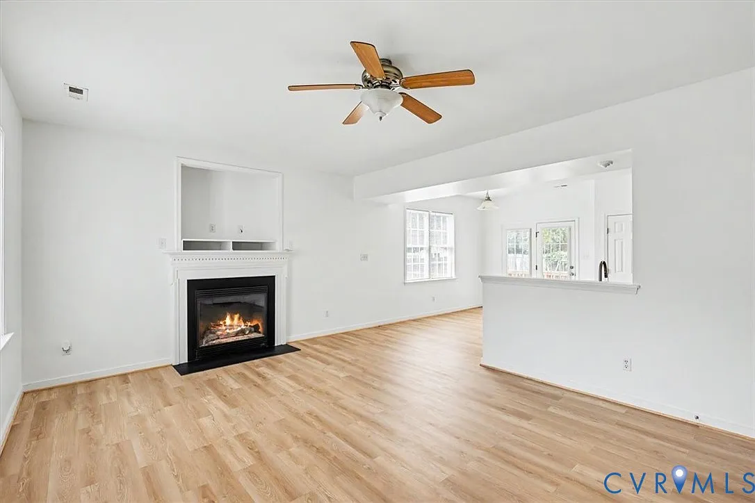 4 bed, 2.5 bath, 1424 sqft, $2,300 — Photo 2