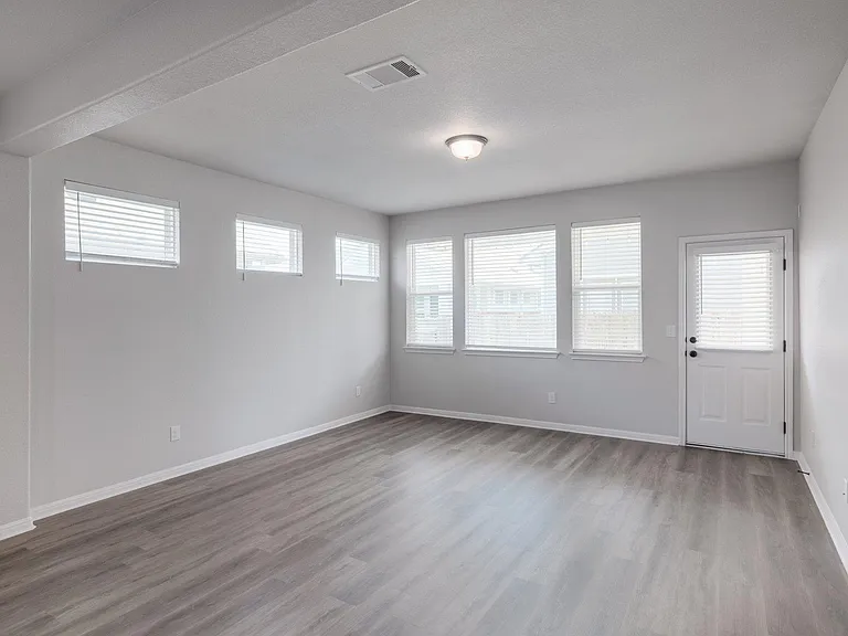320 E Broade St — Photo 7