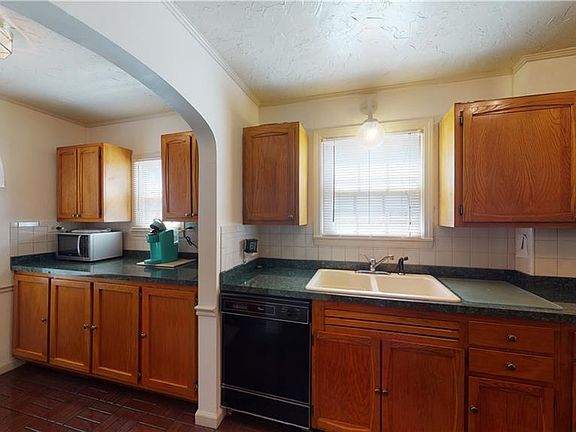 4th image of 270 E 320th St