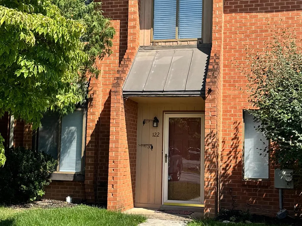 122 Caernarvon Ct