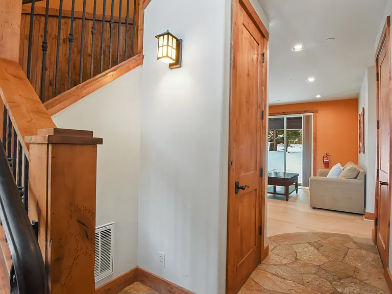 1175 Statford Way — Photo 3