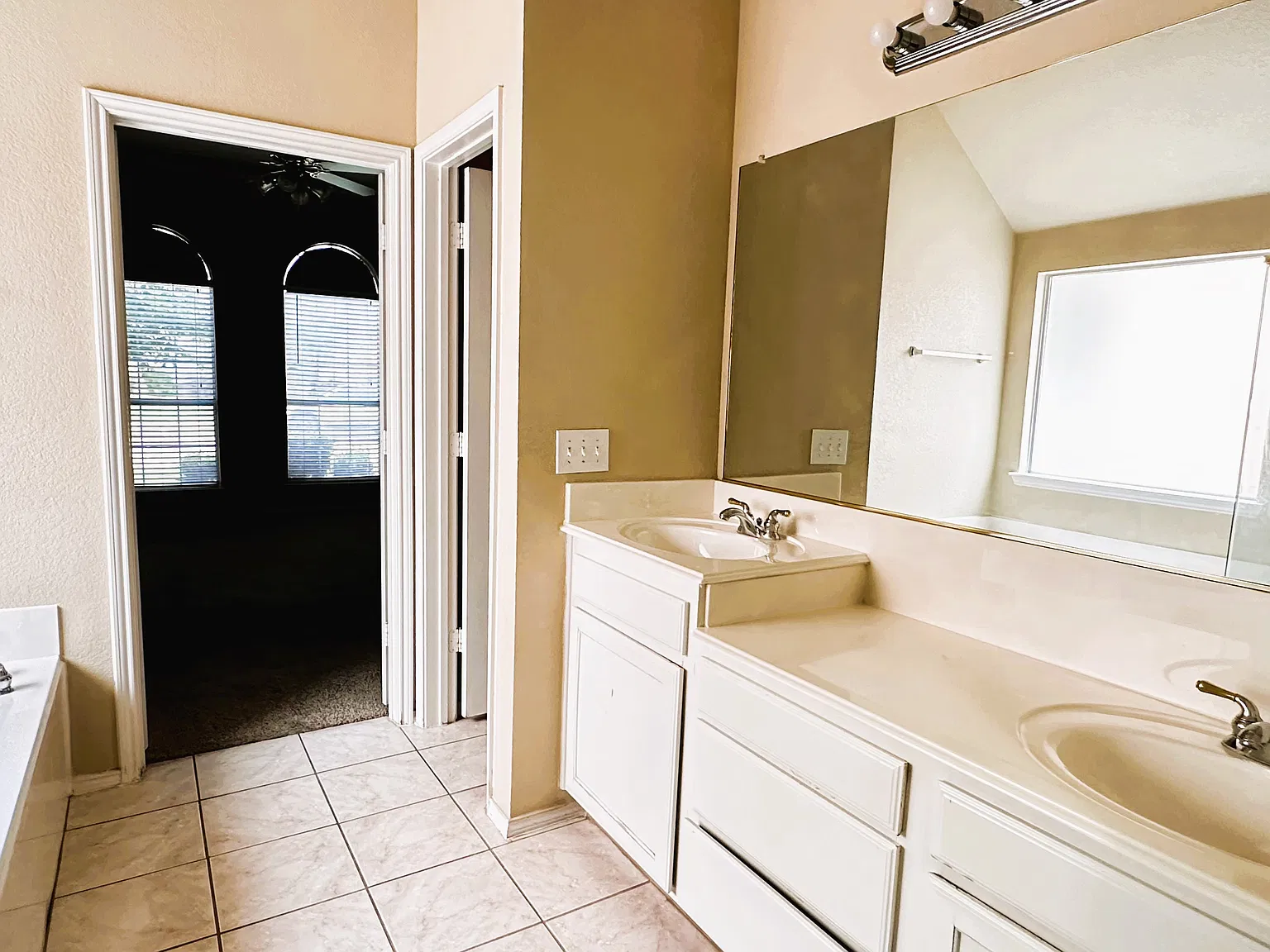 3 bed, 1922 sqft, $2,420 — Photo 4