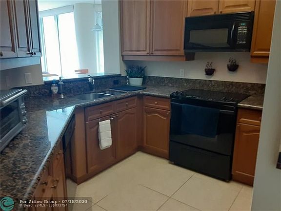 3rd image of 111 SE 8th Ave APT 605