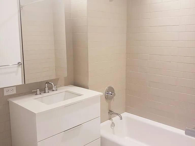 535 W 43rd St S #15E — Photo 7