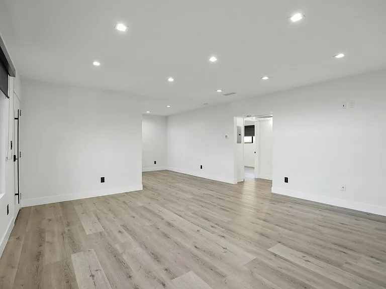 955 N Oxford Ave #4 — Photo 8