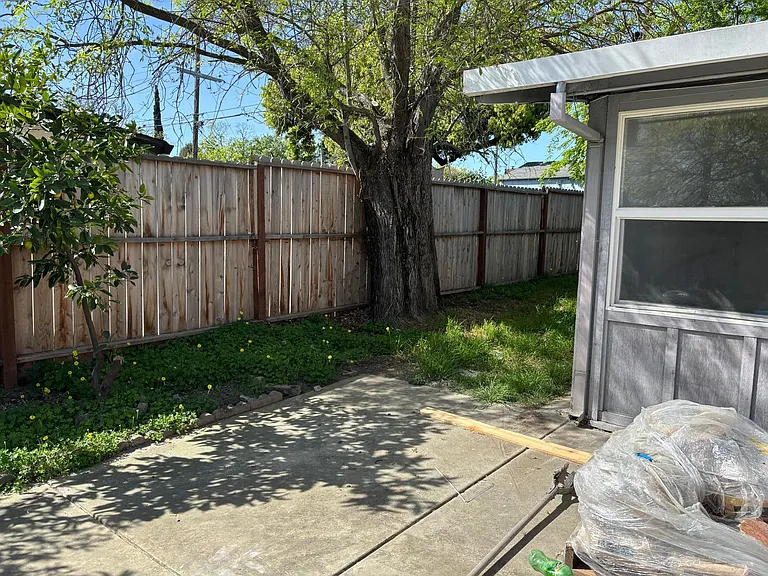 Cresenda Ave — Photo 8