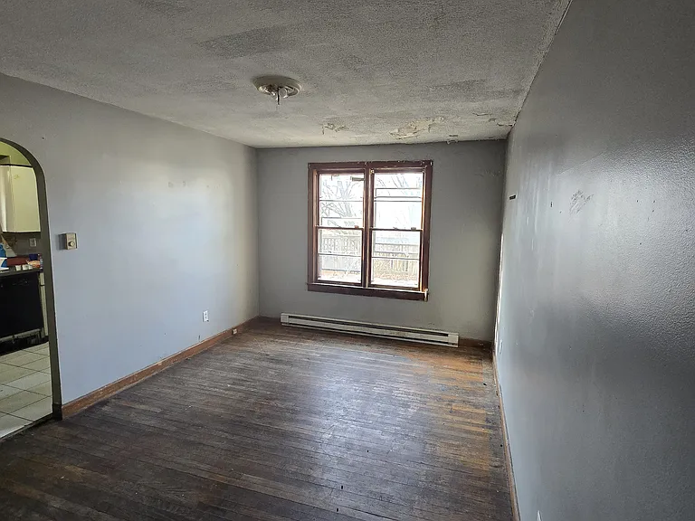 213 N George St — Photo 8