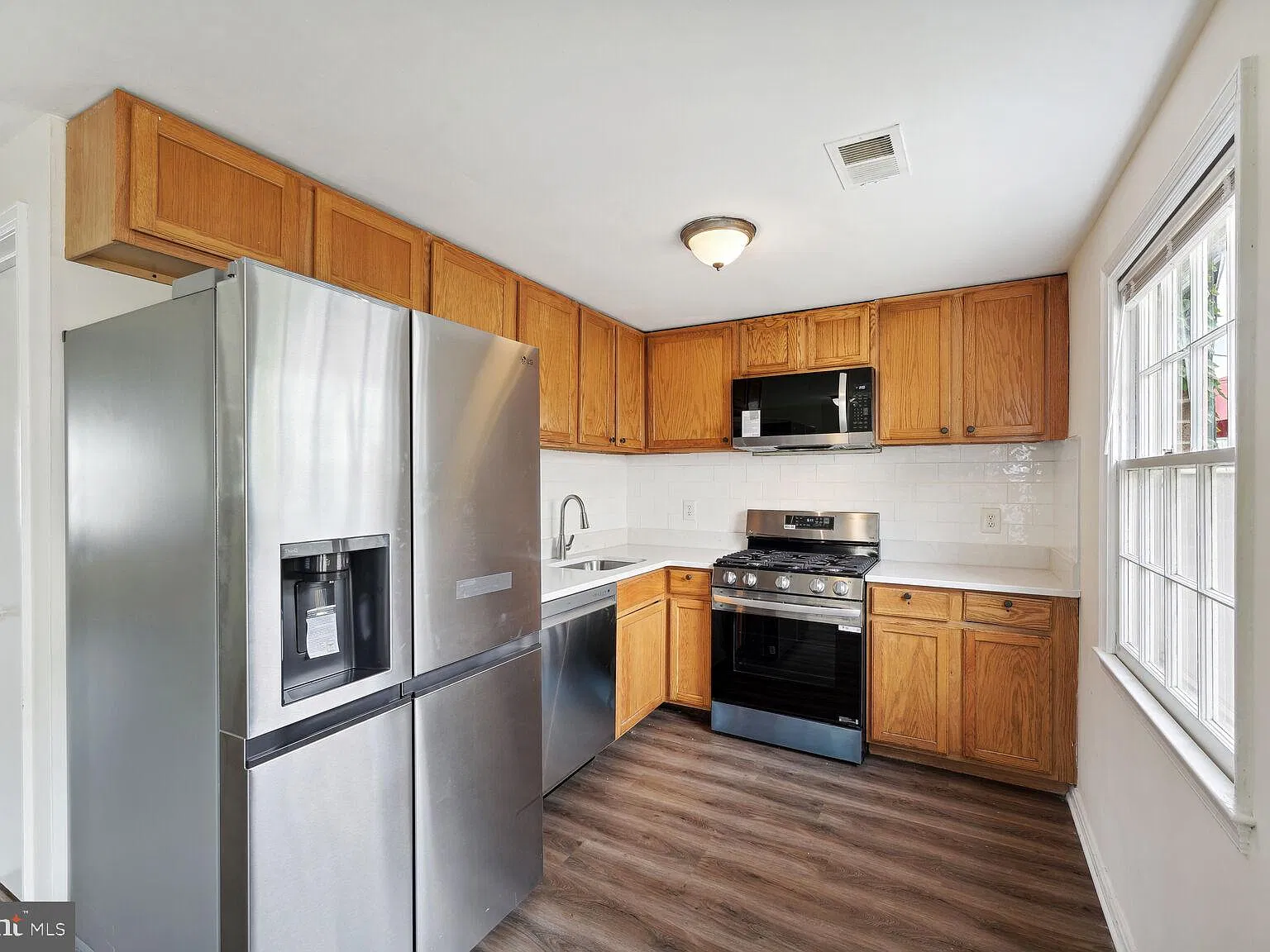 3 bed, 1.5 bath, 1322 sqft, $2,500 — Photo 3