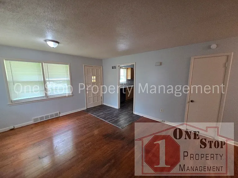 509 SE Browning Ave — Photo 2