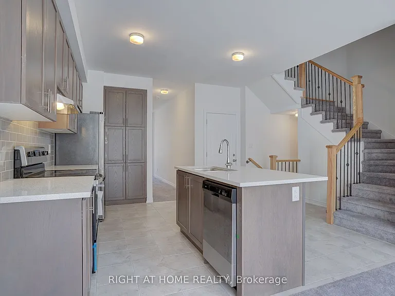 2038 Cameron Lott Cres — Photo 7