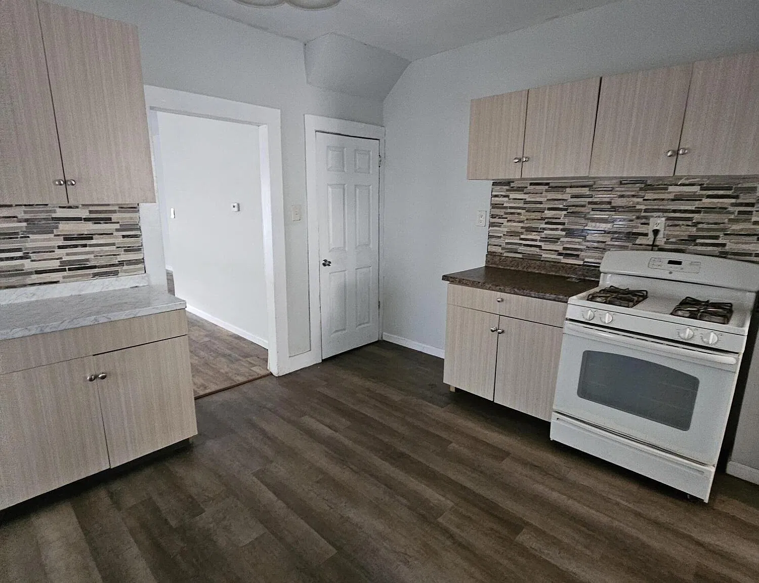 5 bed, 2.0 bath, 1777 sqft, $1,700 — Photo 4