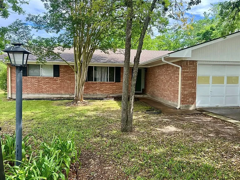 407 Fairway Dr — Photo 1