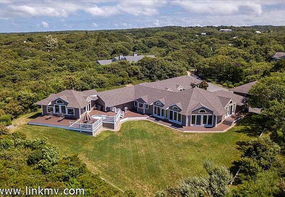 A large home to entertain friends and family