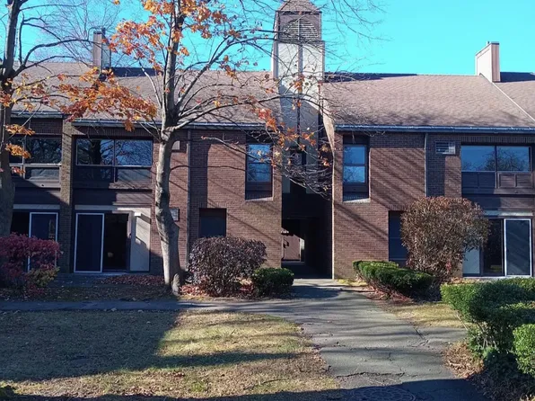 30 New St APT C10, Meriden, CT 06450