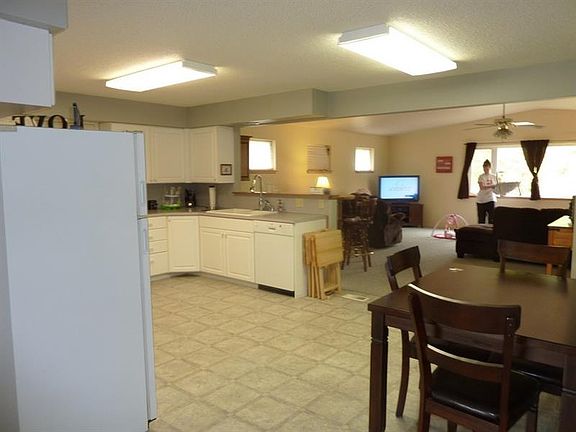 4th image of 1676 Hillcrest Dr