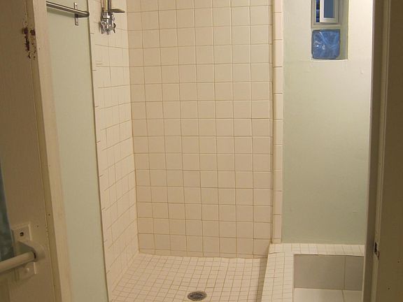 5th image of 2922 W Fletcher St #G