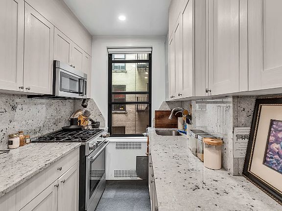 2nd image of 10 W 65th St APT 6M