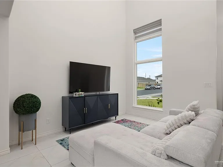405 Olympic St — Photo 2