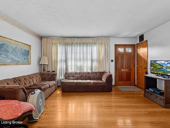 3rd image of 8301 Latania Dr