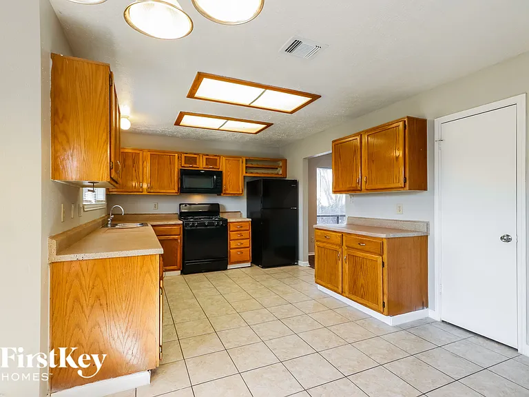 7447 Woodland West Dr — Photo 5