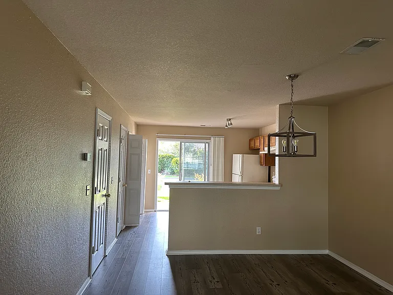 156 University Pkwy — Photo 5
