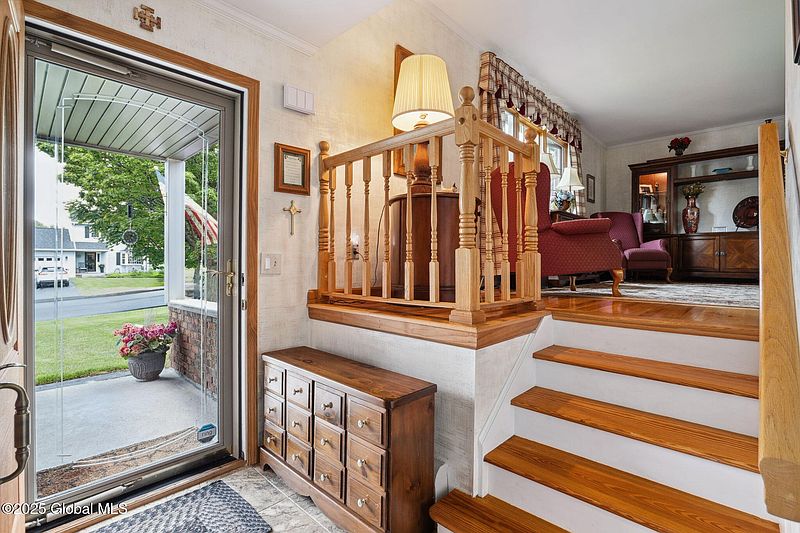 3rd image of 34 Meadowbrook Road