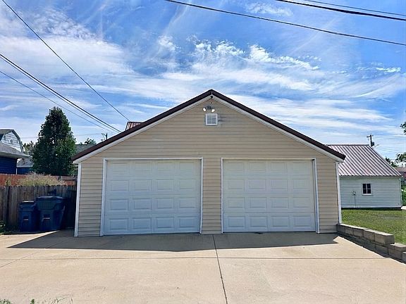 2nd image of 1922 9th St SW