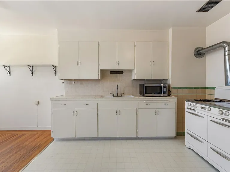 276 East Ave — Photo 13