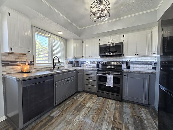 5th image of 207 W REDWOOD DR
