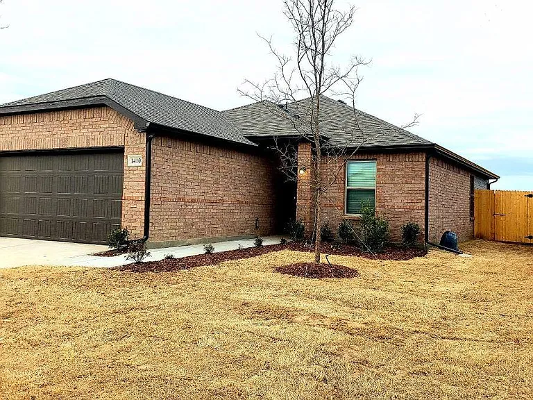1410 Brindle Dr — Photo 2