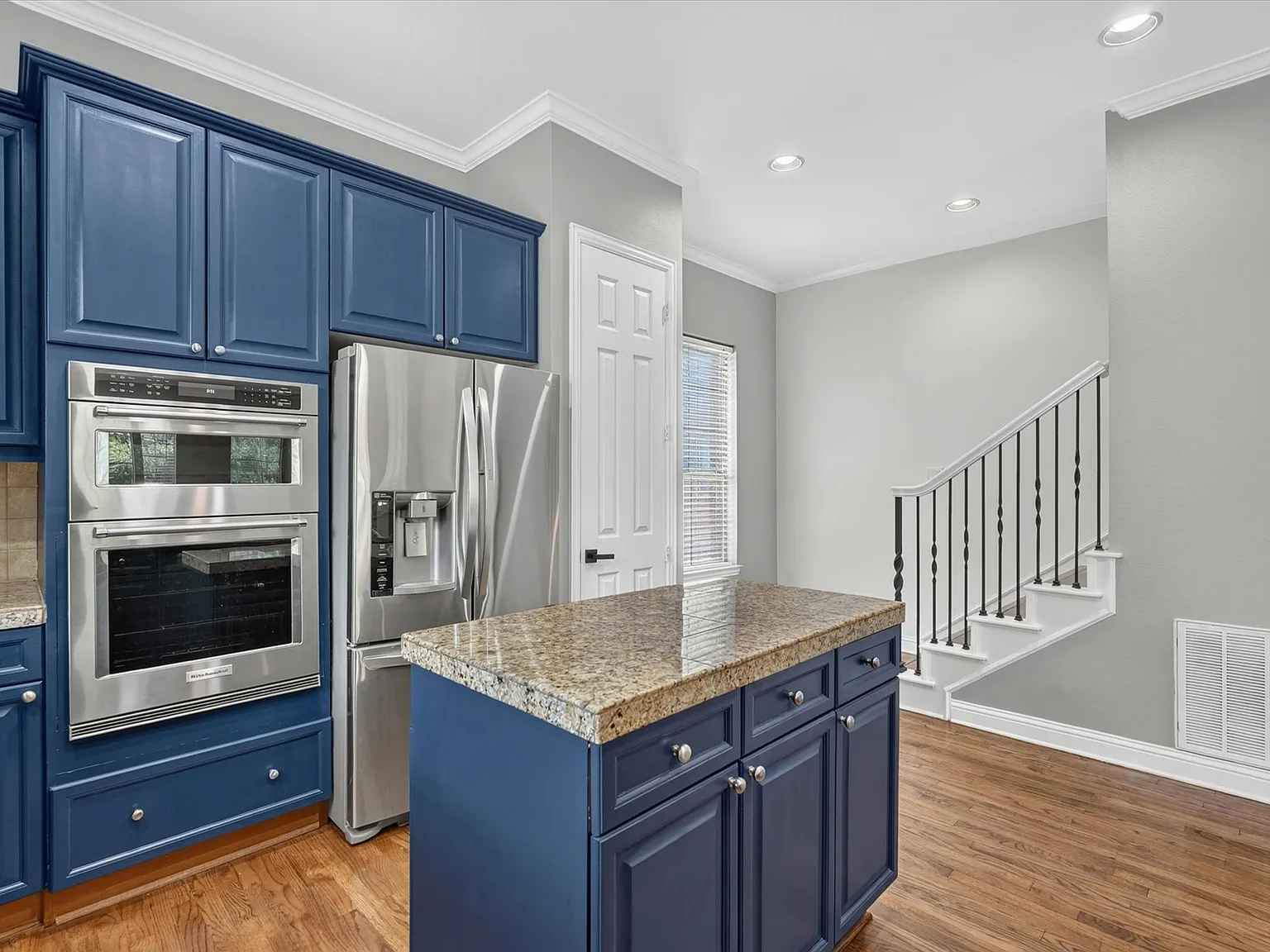 3 bed, 3.5 bath, 2070 sqft, $3,700 — Photo 4