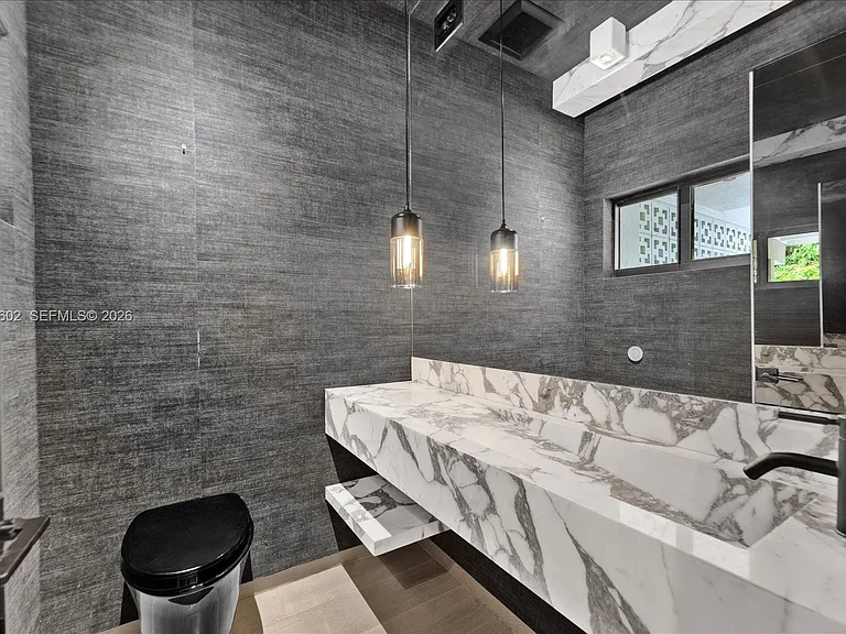 6011 N Bayshore Dr #8-D — Photo 10