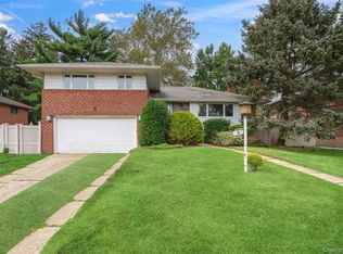 8 Westminster Rd, Syosset, NY 11791