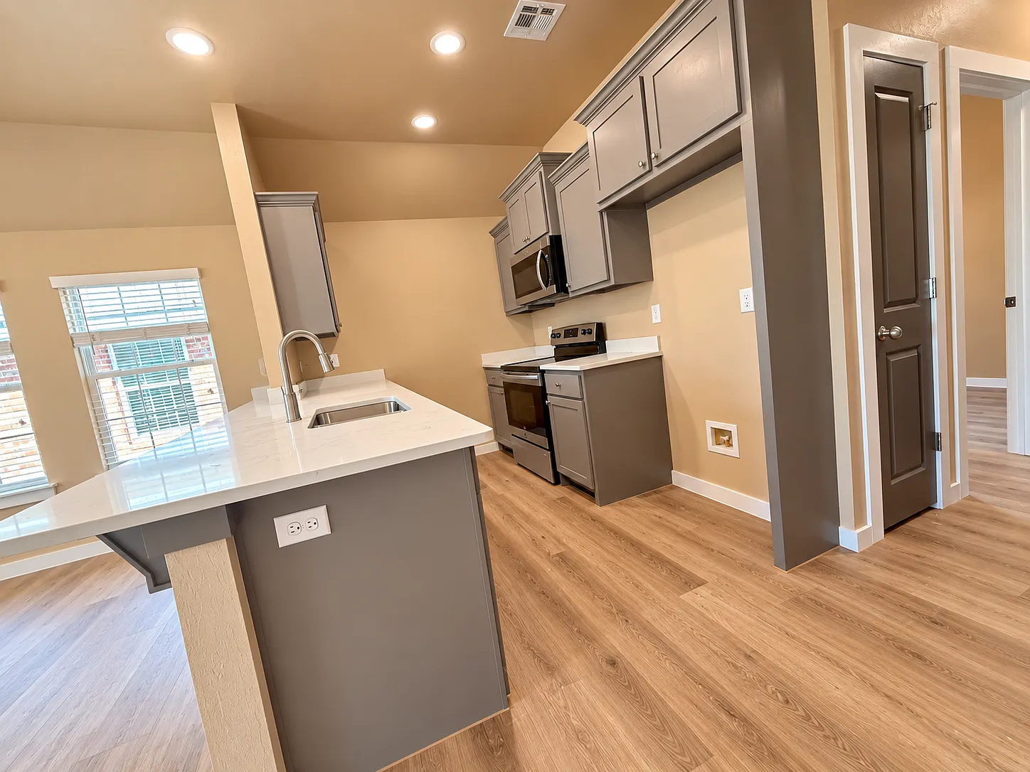 3 bed, 1200 sqft, $1,350 — Photo 3